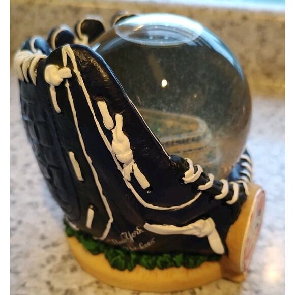 New York Yankees Stadium Snow Globe Forever Collectibles 2006 - Picture 5 of 8